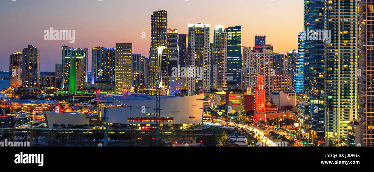 Vue horizontale de centre-ville de Miami au coucher du soleil, USA Banque D'Images