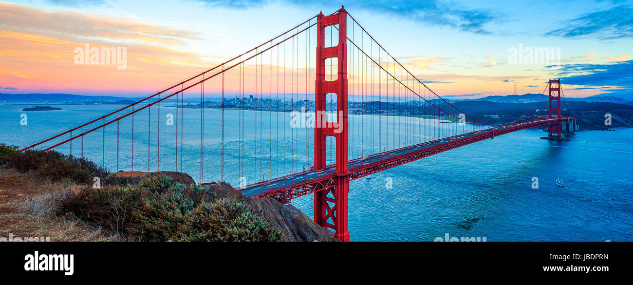 Célèbre Golden Gate Bridge, San Francisco, USA, au coucher du soleil Banque D'Images