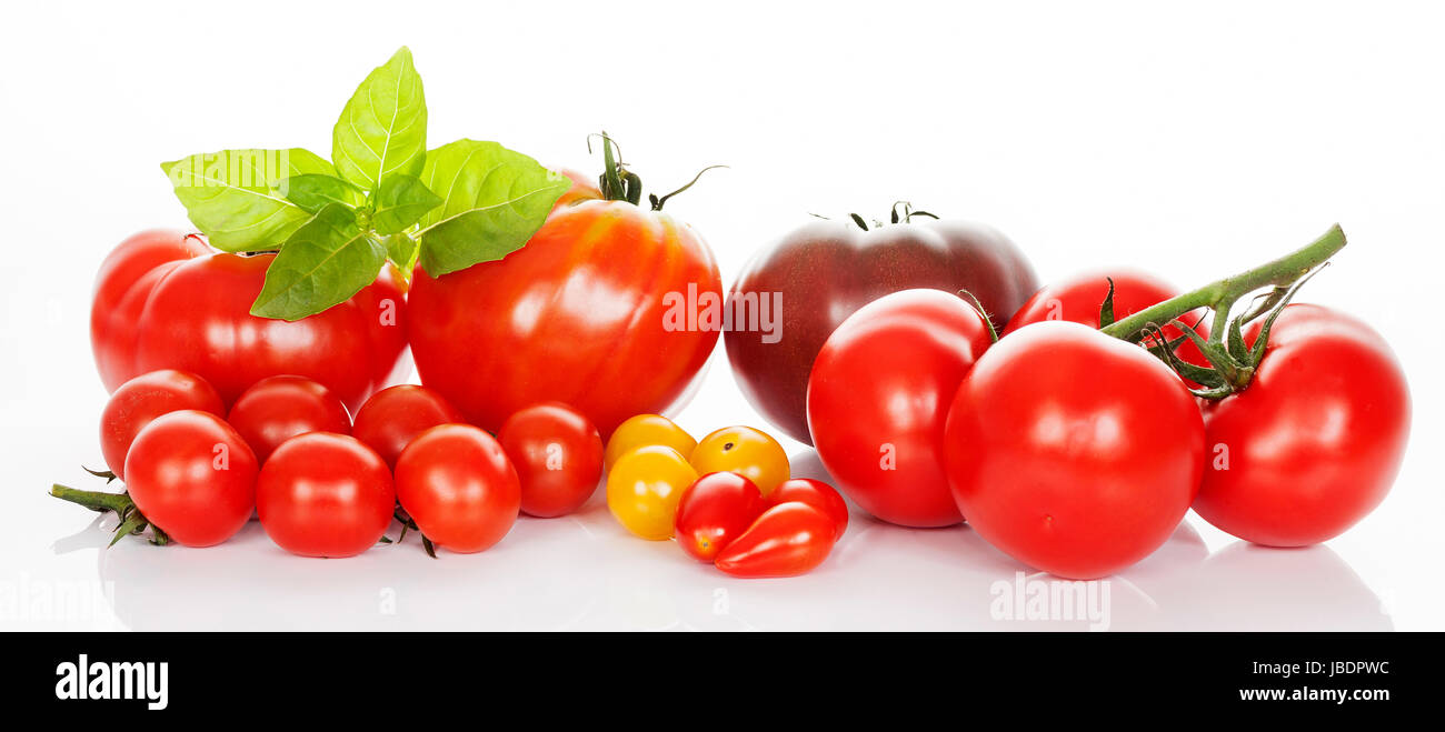 Les tomates et basilic isolé sur blanc en studio Banque D'Images