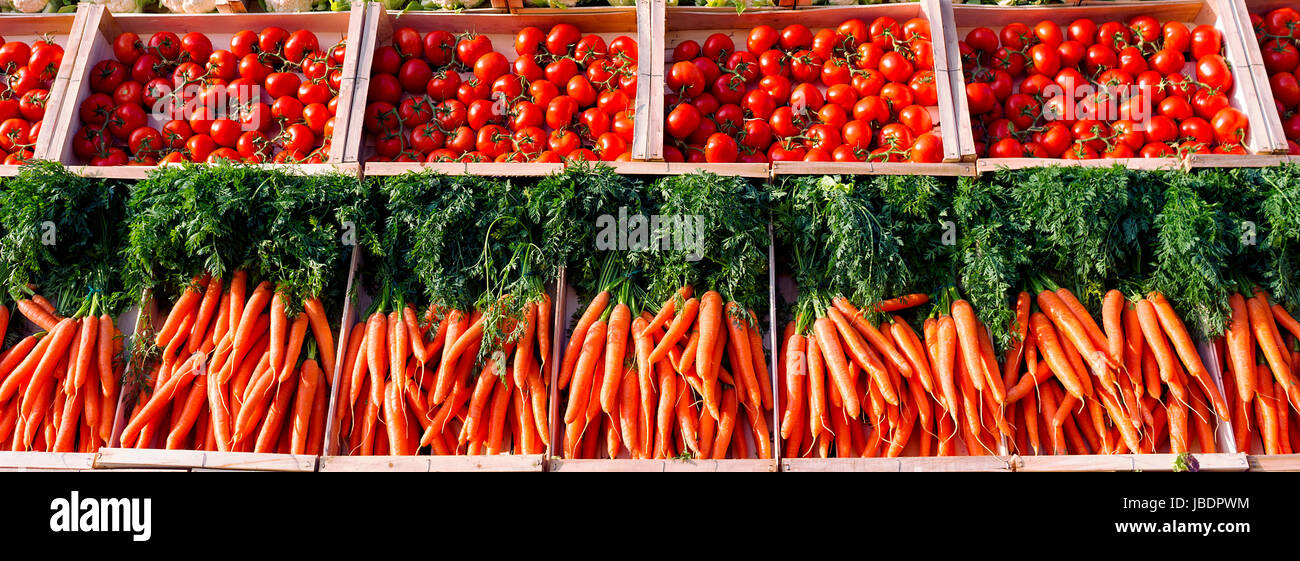 Beaucoup de légumes sur shelfes in supermarket Banque D'Images