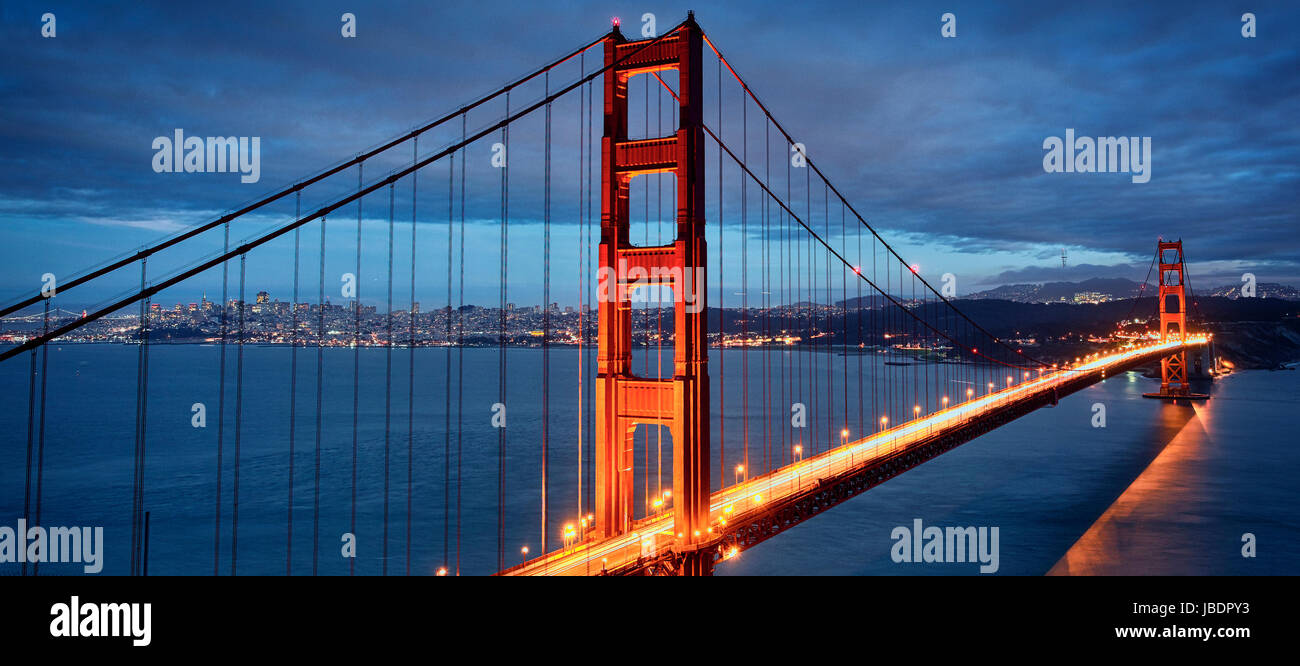 Scène de nuit avec Golden Gate Bridge et San Francisco s'allume Banque D'Images