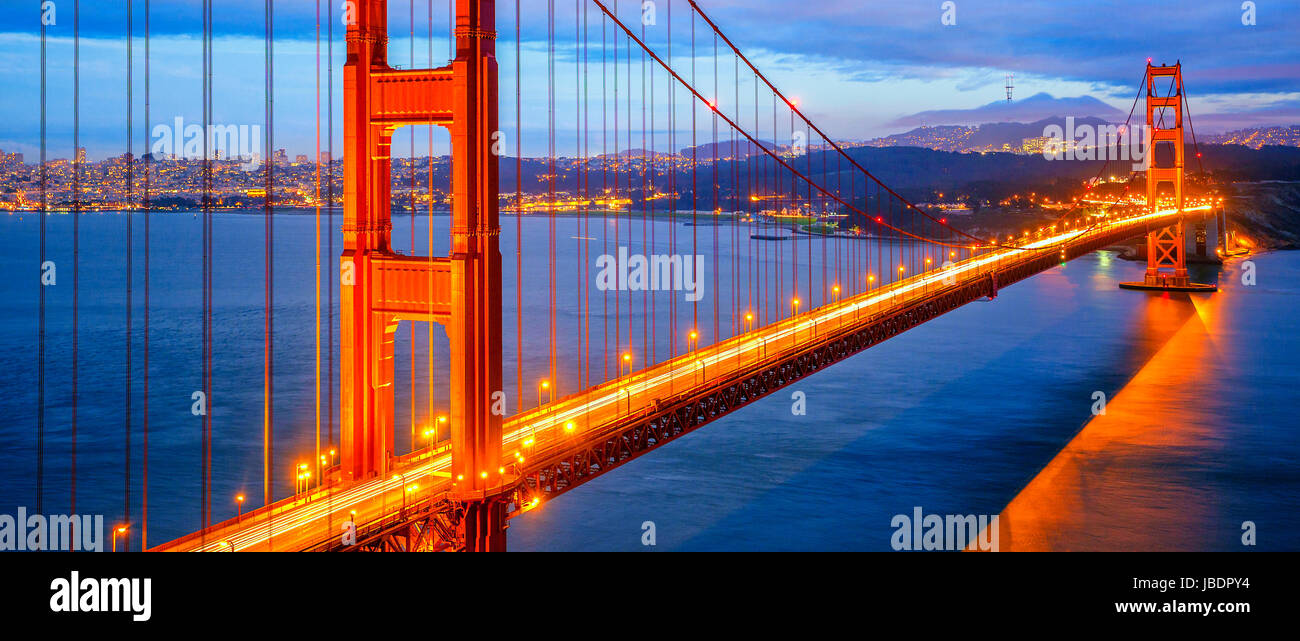 Avis de célèbre Golden Gate Bridge de nuit à San Francisco, Californie, USA Banque D'Images