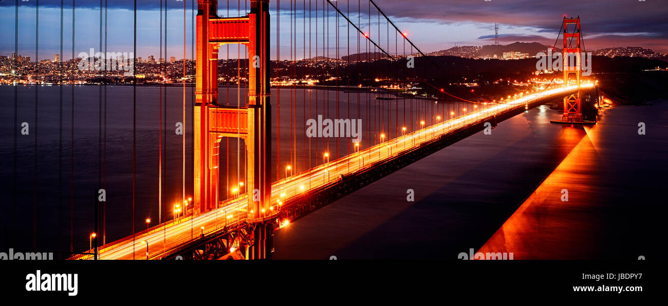 Scène de nuit avec Golden Gate Bridge et San Francisco s'allume Banque D'Images