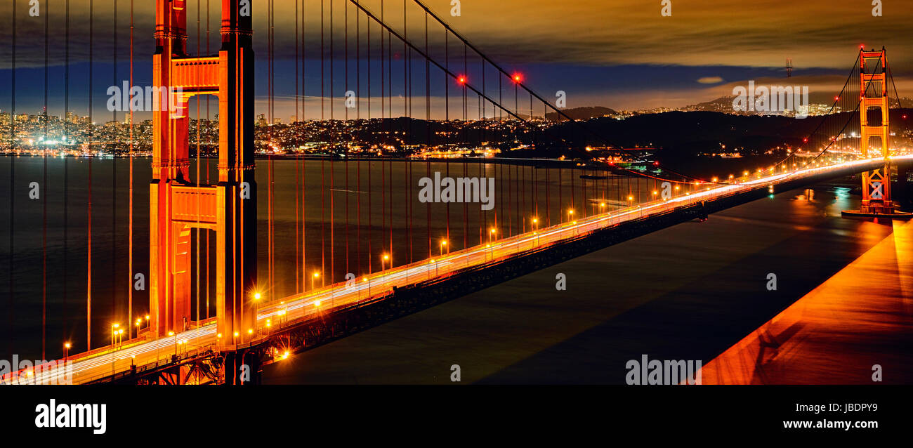 Scène de nuit de Golden Gate Bridge et San Francisco s'allume Banque D'Images