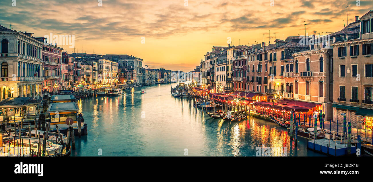 Célèbre grand canal du Pont du Rialto à heure bleue, Venise, Italie. Le traitement photographique spécial. Banque D'Images
