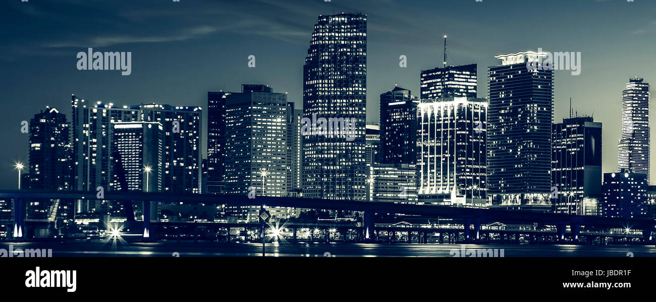Miami city skyline panorama au crépuscule avec gratte-ciel urbain et pont sur mer avec la réflexion Banque D'Images