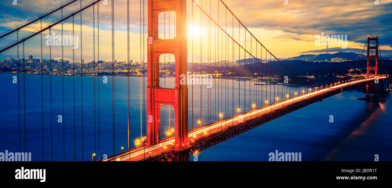 Célèbre Golden Gate Bridge au lever du soleil, San Francisco, États-Unis Banque D'Images