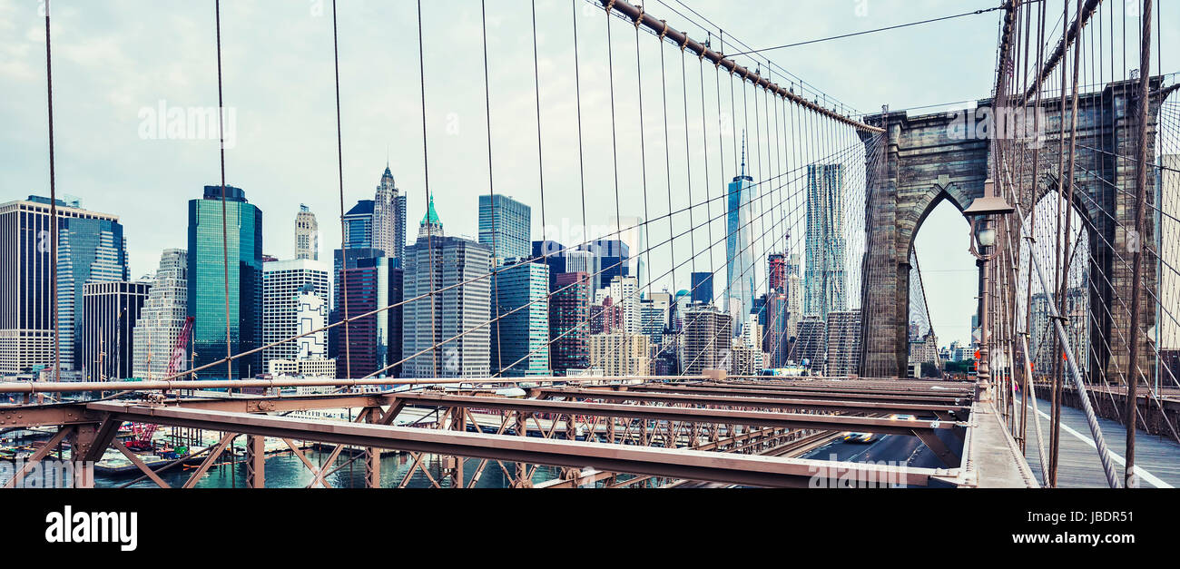 Vue du pont de Brooklyn à New York. Le traitement photographique spécial. Banque D'Images