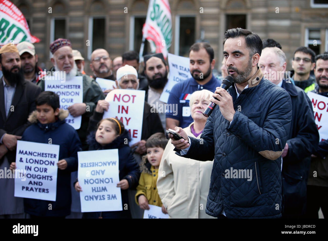 Les droits de l'homme avocat Aamer Anwar s'adresse à la foule à la position contre le terrorisme des musulmans dans l'événement George Square, Glasgow. Banque D'Images