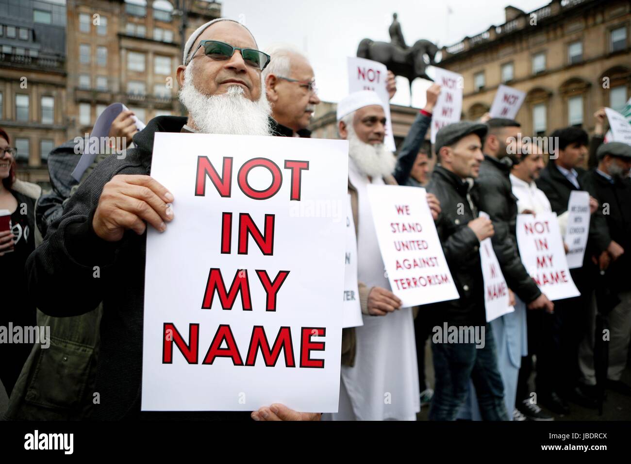 Les gens qui fréquentent les musulmans position contre le terrorisme dans l'événement George Square, Glasgow. Banque D'Images