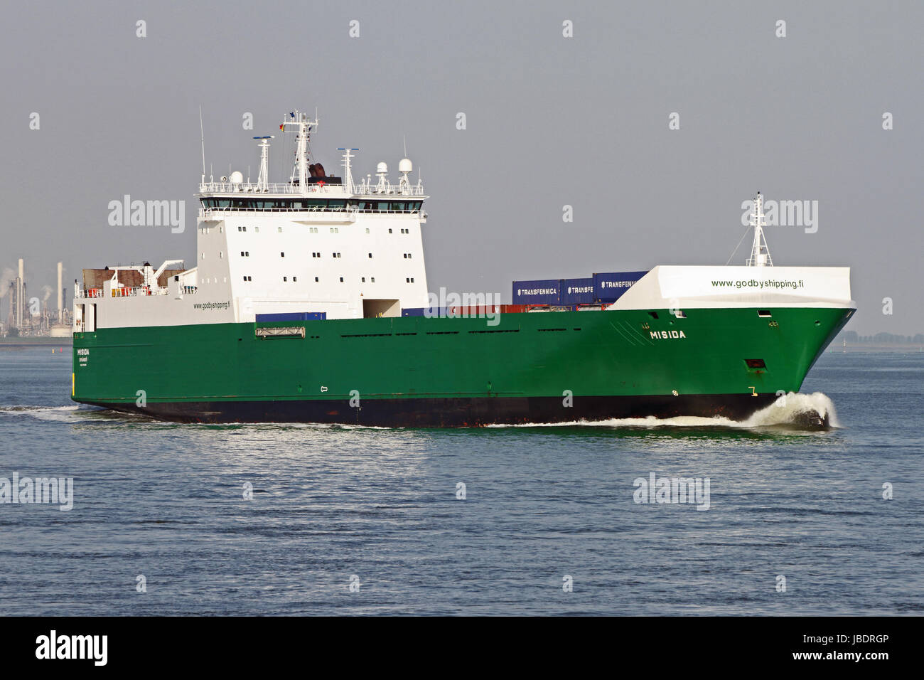 Le navire roro passe Misida Terneuzen et continue de le port d'Anvers. Banque D'Images