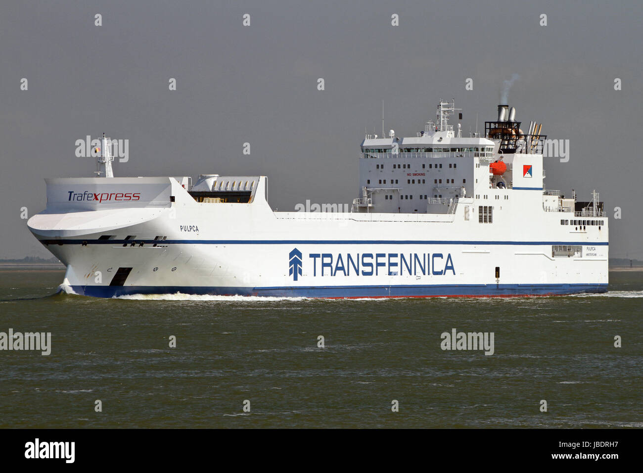 Le navire roro Pulpca quitte le port d'Anvers et passe Terneuzen. Banque D'Images