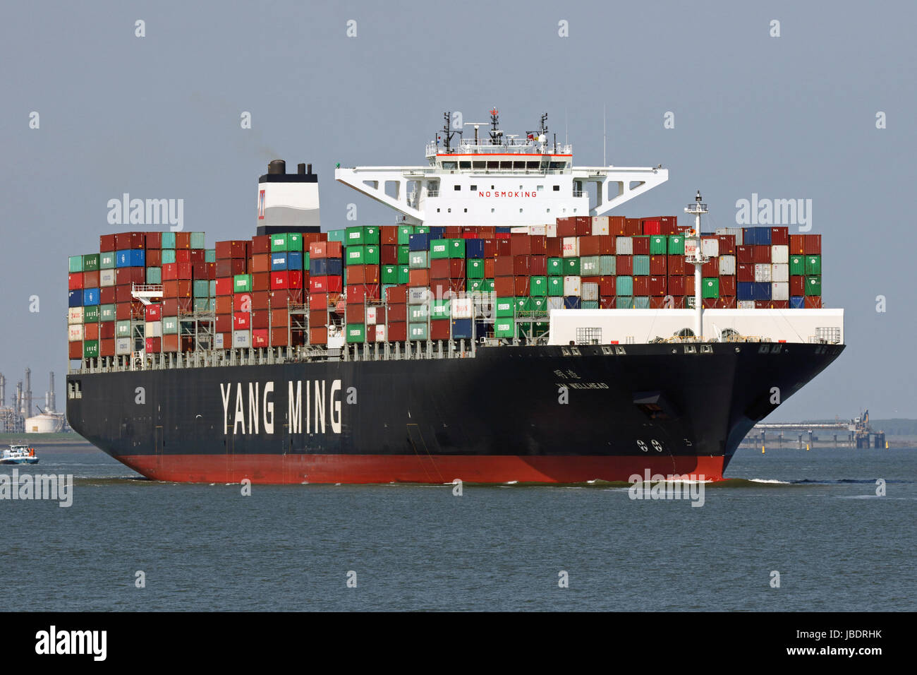 Le porte-conteneurs YM Puits passe Terneuzen et continue de le port d'Anvers. Banque D'Images