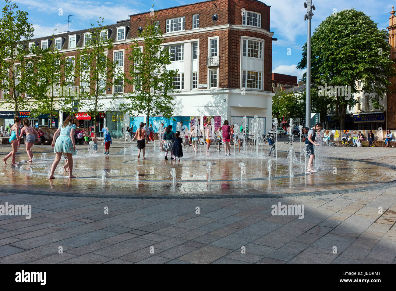 Enfants jouant dans la fontaine de la place de la reine Victoria, Hull Banque D'Images