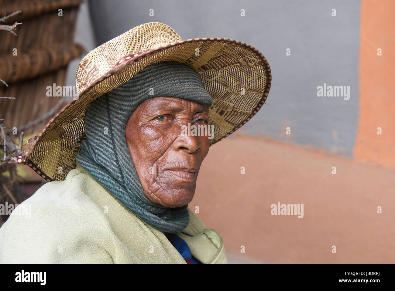 Portrait de quatre-vingt-dix ans, et l'ascendance des premiers habitants Ha Kome maisons grotte Pulane district de Berea Lesotho Afrique du Sud Banque D'Images
