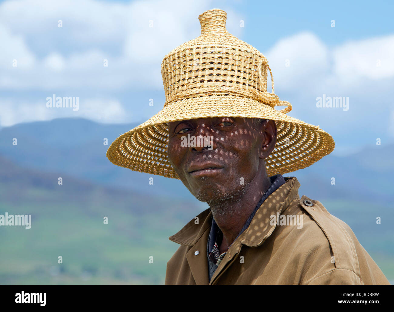 Portrait d'un homme vêtu d'un traditionnel chapeau Basotho traditionnels du  district de Berea Lesotho Afrique du Sud Photo Stock - Alamy