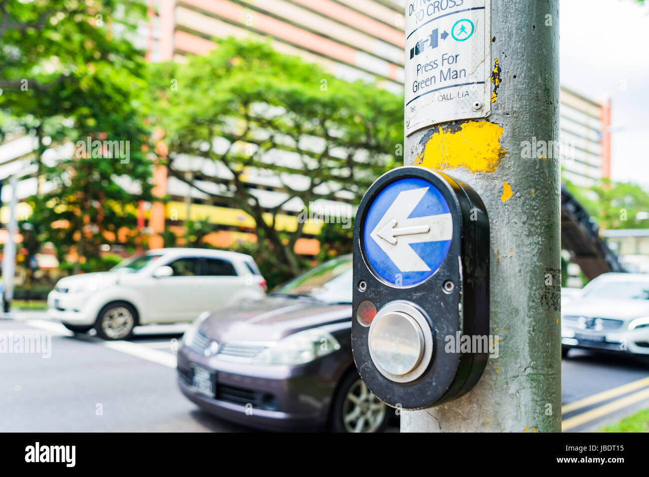 Bouton de feu de circulation et les voitures en arrière-plan. Les feux de circulation à la croisée des chemins. Le mécanisme de bouton lights feux de circulation sur la rue. System Banque D'Images