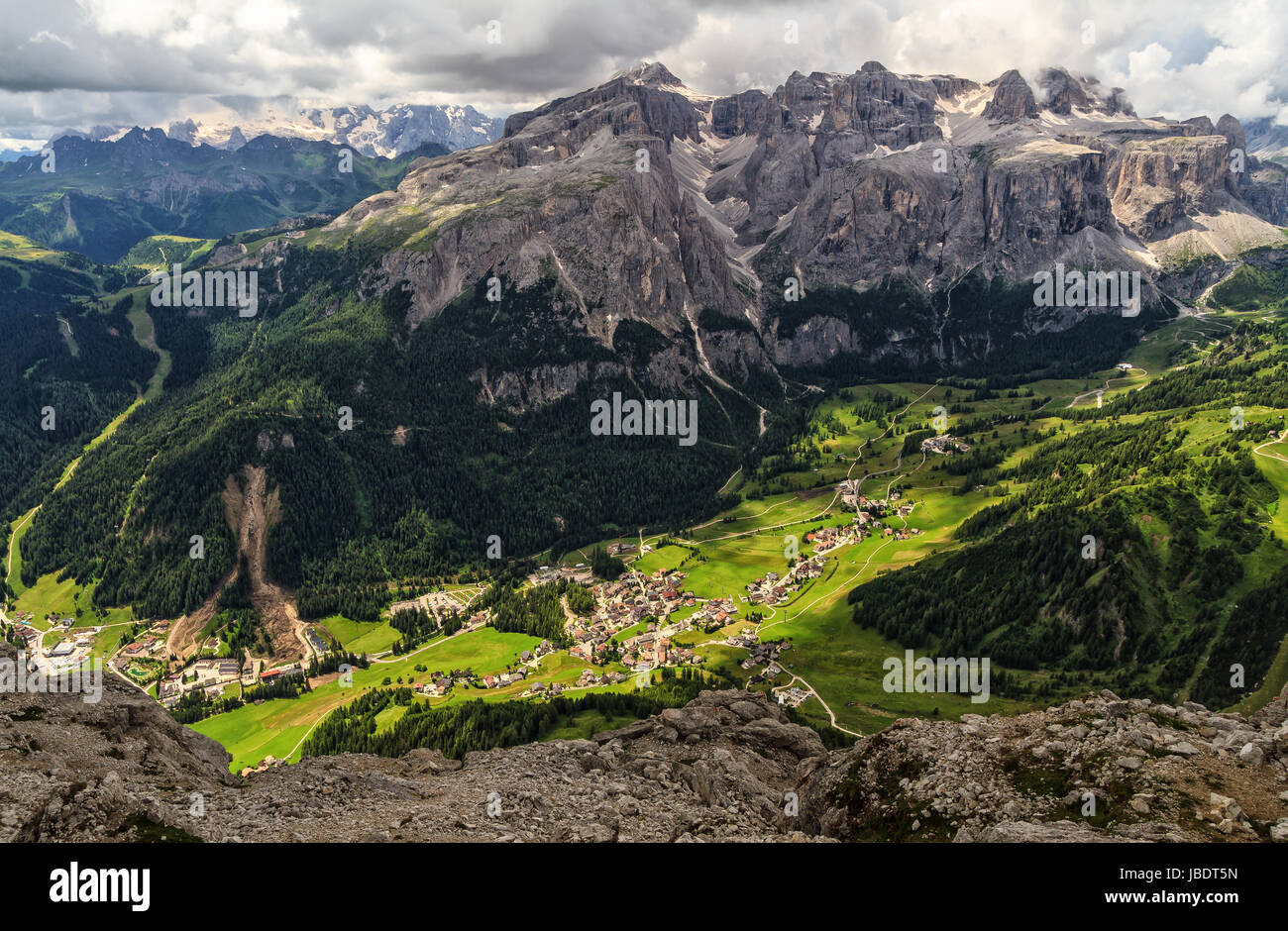 La haute vallée Badia, -Colfosco village vue aérienne du mont Sassongher, Alto Adige, Italie Banque D'Images