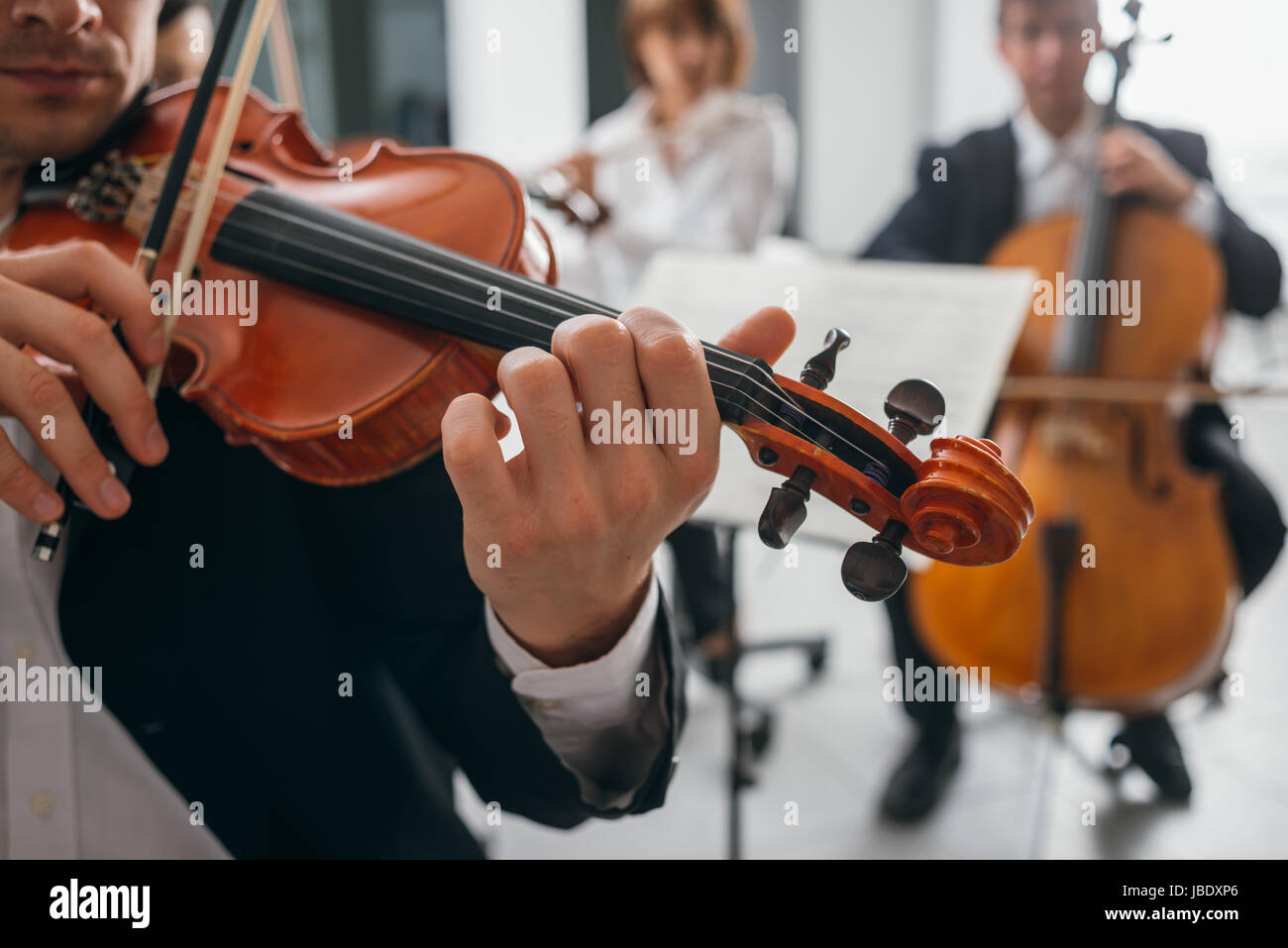 La violoniste sur scène avec l'orchestre symphonique de musique classique, les mains de près, selective focus, méconnaissable personnes Banque D'Images