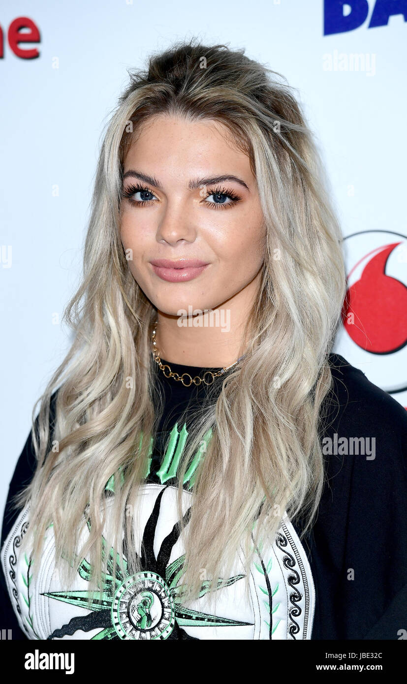 Louisa Johnson au Capital FM's Summertime Ball avec Vodafone, qui a eu lieu au stade de Wembley, Londres. Banque D'Images
