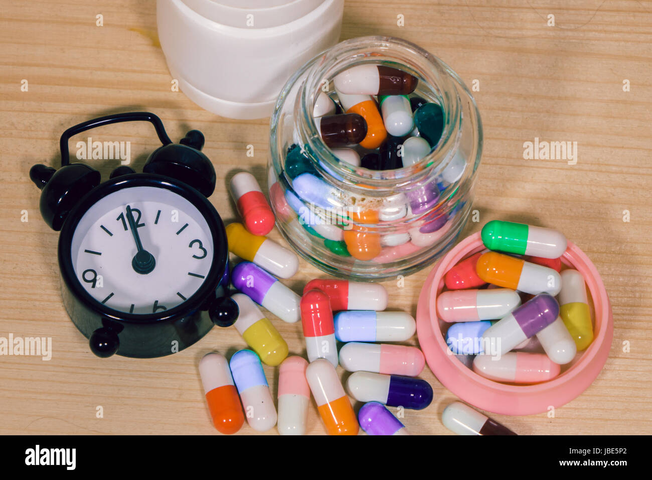 Le temps de prendre les médicaments prescrits par un médecin. Banque D'Images