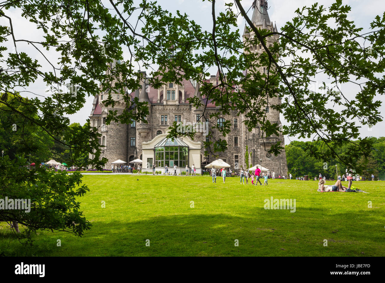 MOSZNA, POLOGNE - June 04, 2017 : Le château de Moszna est un palais historique situé dans un petit village de Moszna est l'un des plus connus monuments de Uppe Banque D'Images