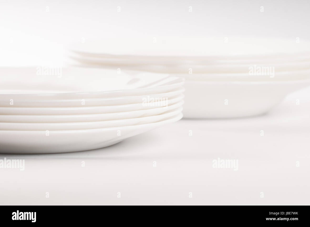 Plats avion blanc sur fond blanc Banque D'Images
