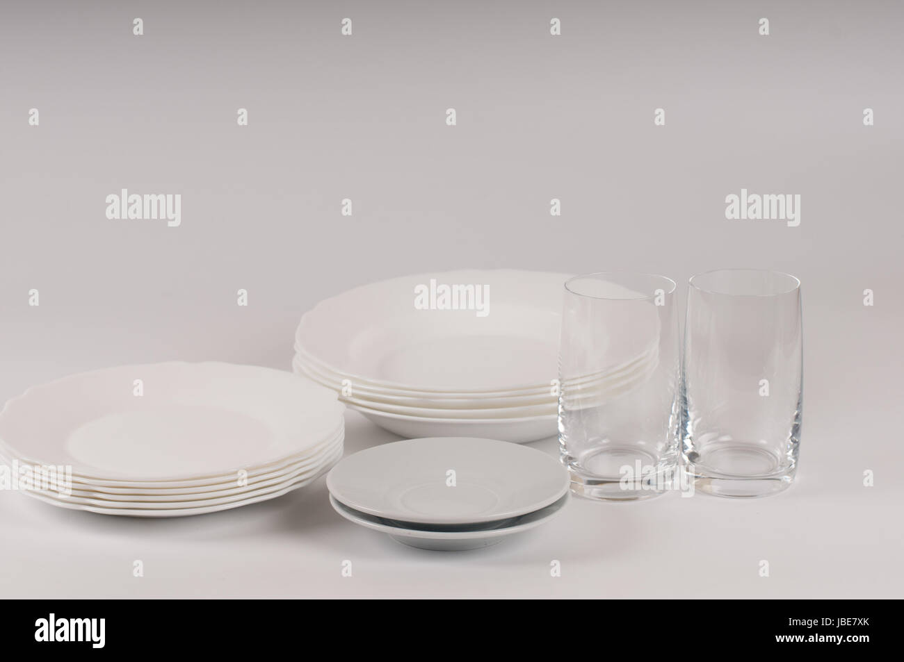 Plats avion blanc sur fond blanc Banque D'Images