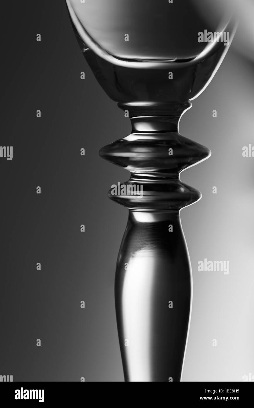 Vue détaillée de la partie moyenne d'un verre de mousseux avec gradient de luminosité à l'arrière-plan ; Monochrome. Banque D'Images