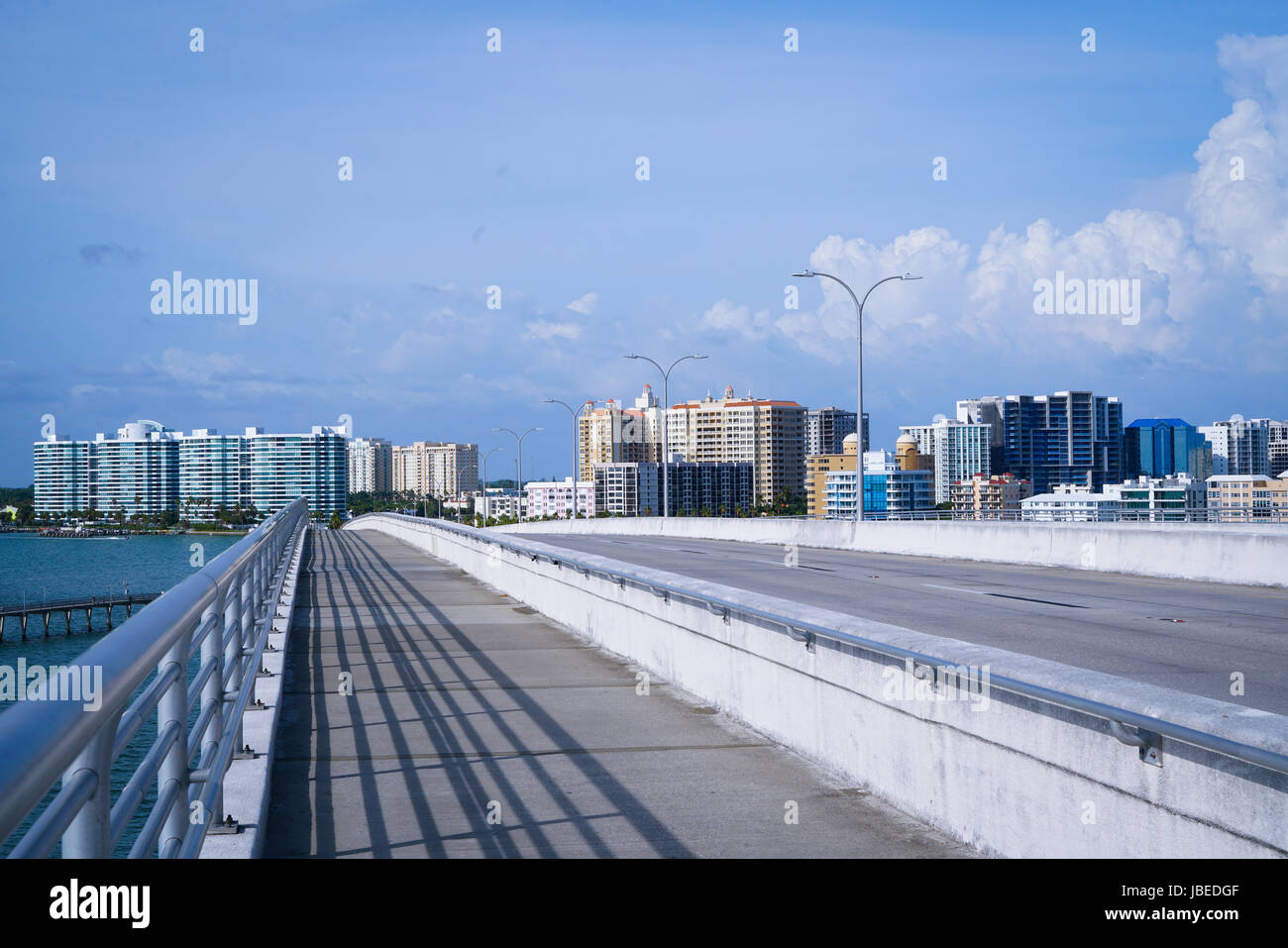 Marcher sur le pont de la baie de Sarasota en direction de la ville de Bird Key Park dans le sud-ouest de la Floride. Banque D'Images