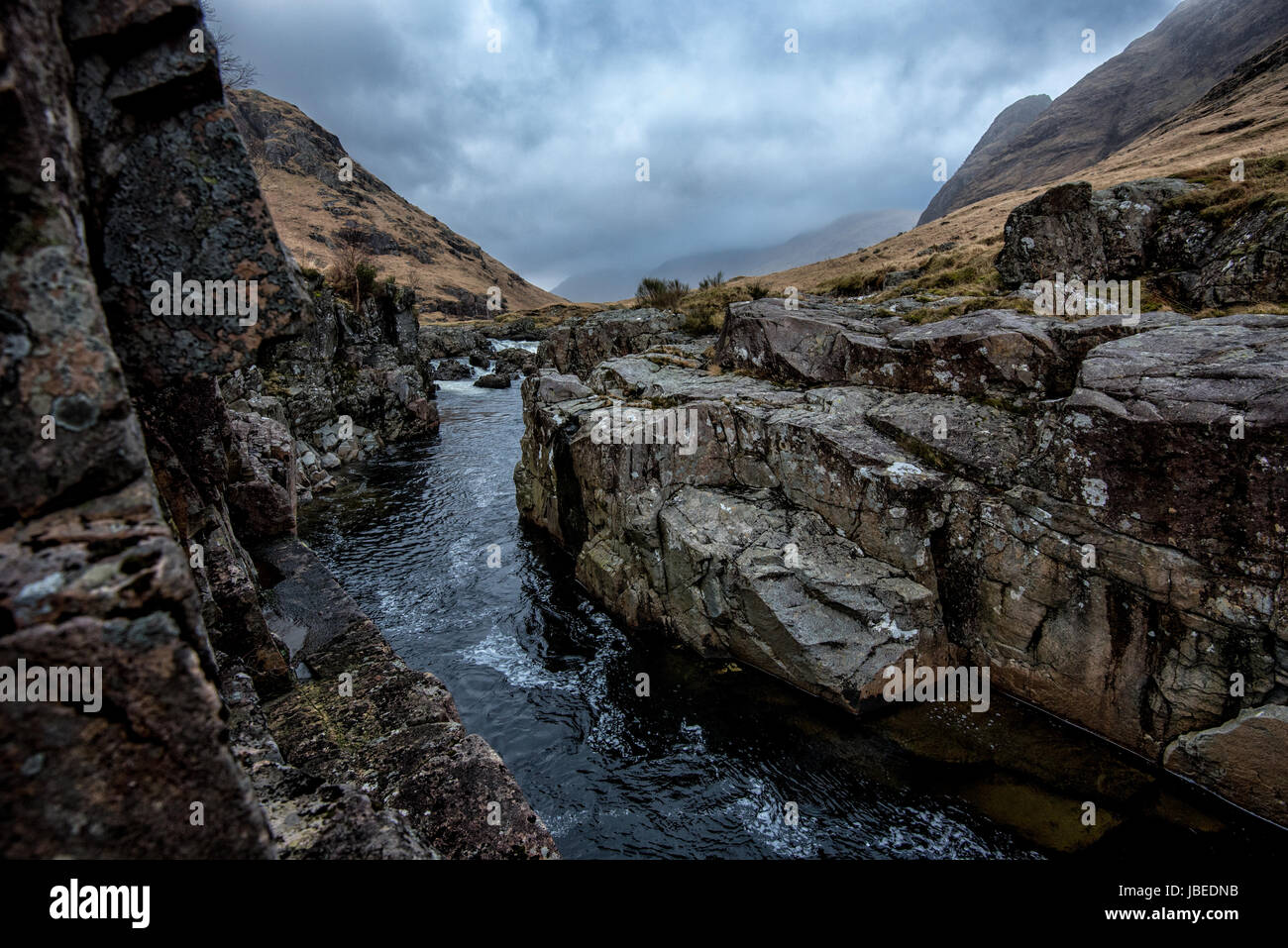 Glen etive vallée avec sa rivière qui coule à travers elle sombre Banque D'Images