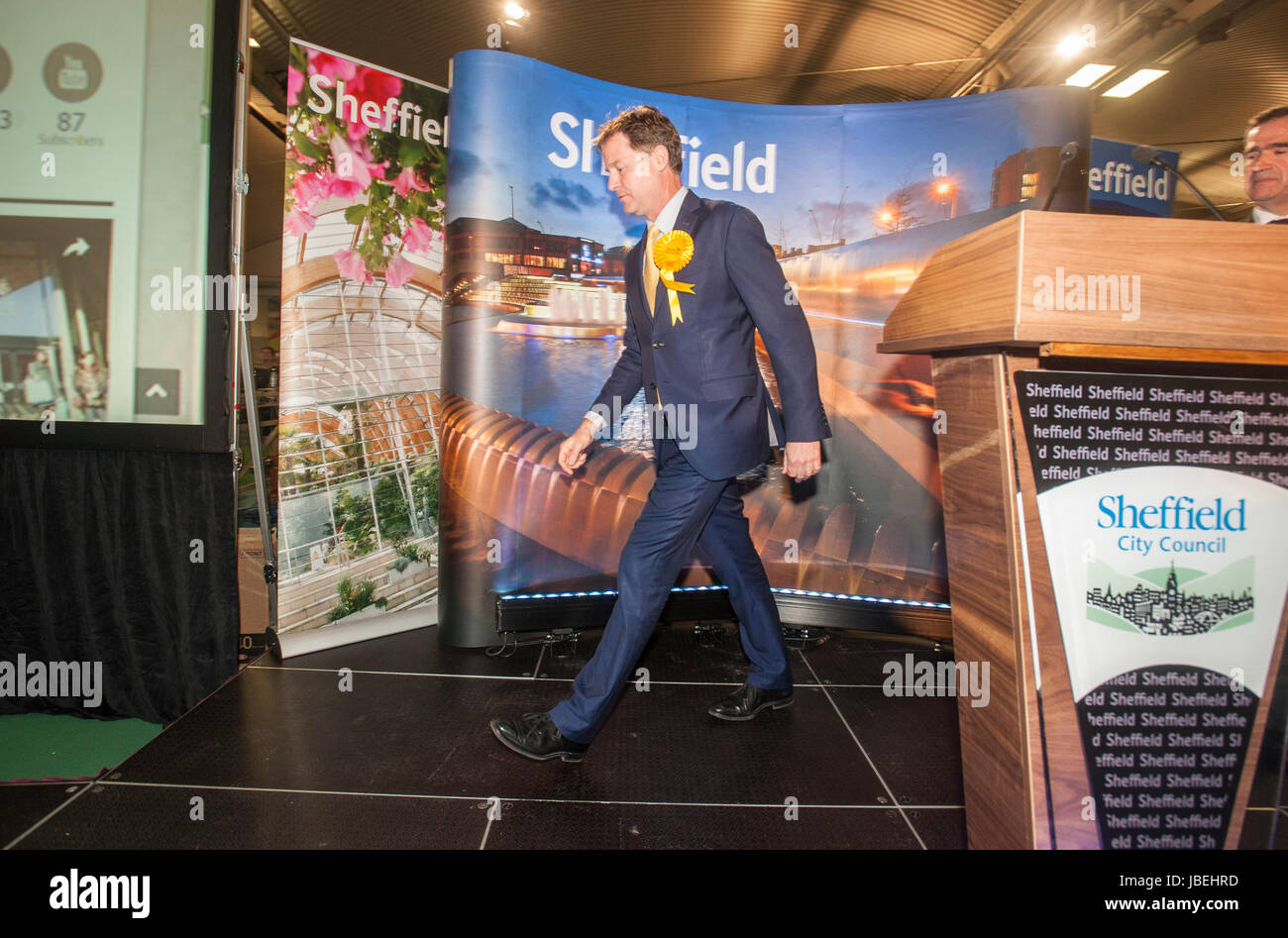 Compter 2017 Élection générale à l'English Institute of Sport à Sheffield l'ancien vice-premier ministre Nick Clegg promenades hors scène et loin de la vie politique Banque D'Images