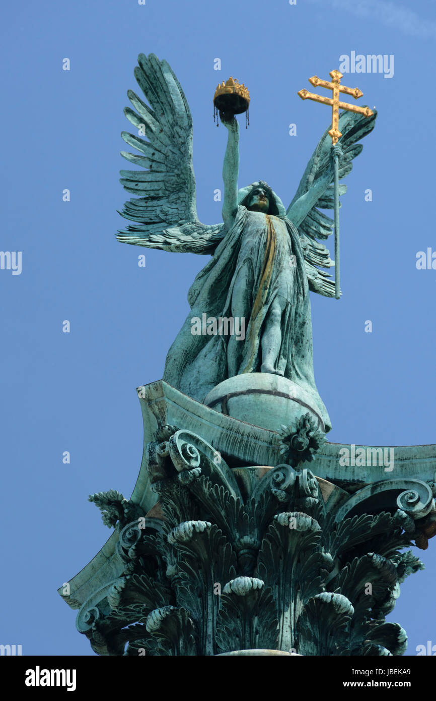 La Hongrie. Budapest.Monument du millénaire sur la Place des Héros. L'Archange Gabriel sur une colonne Banque D'Images
