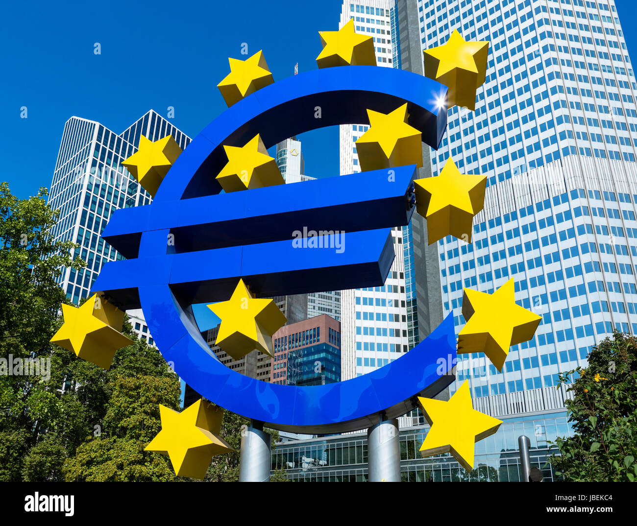 Le symbole de l'Euro, en face de l'Eurotower, Willy-Brandt-Platz, du quartier financier, Francfort, Hesse, Allemagne Banque D'Images