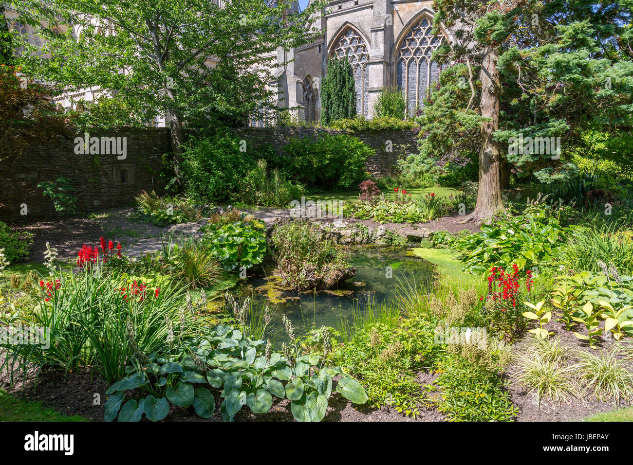 'Les Sources' dans les jardins du Palais de l'évêque sont où l'eau qui donne son nom à la ville jusqu'à la surface des puits dans les puits, Somerset, England, UK Banque D'Images