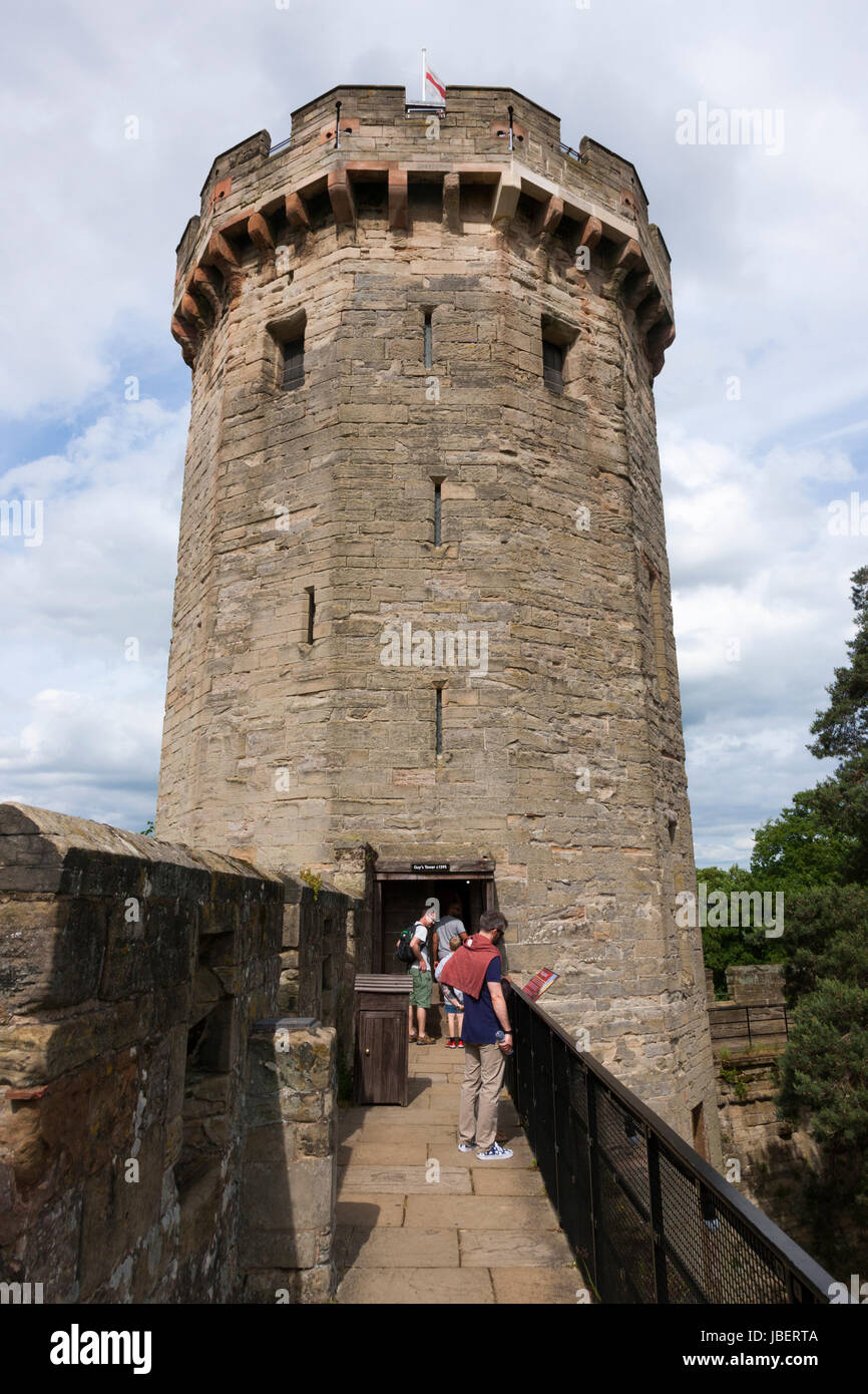 Guy's Tower - 12 verso et 5 tour de 15 étages - fait partie de la muraille du château de Warwick dans le Warwickshire, Royaume-Uni. (88) Banque D'Images