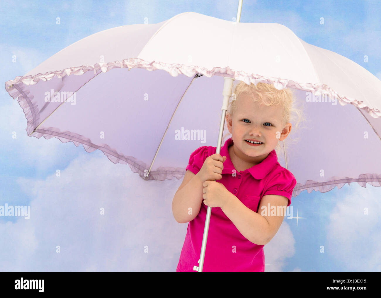 Portrait de la petite fille sous un parapluie Banque D'Images