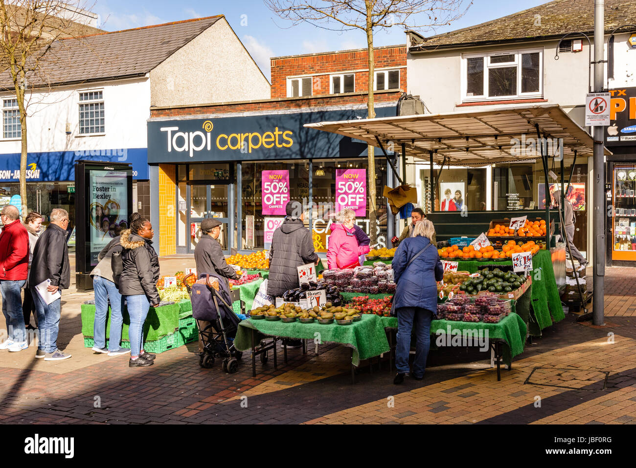 Fruits & Légumes à l'ancienne échoppe de marché, rue piétonne, Le Broadway, Bexleyheath, Londres, Angleterre Banque D'Images