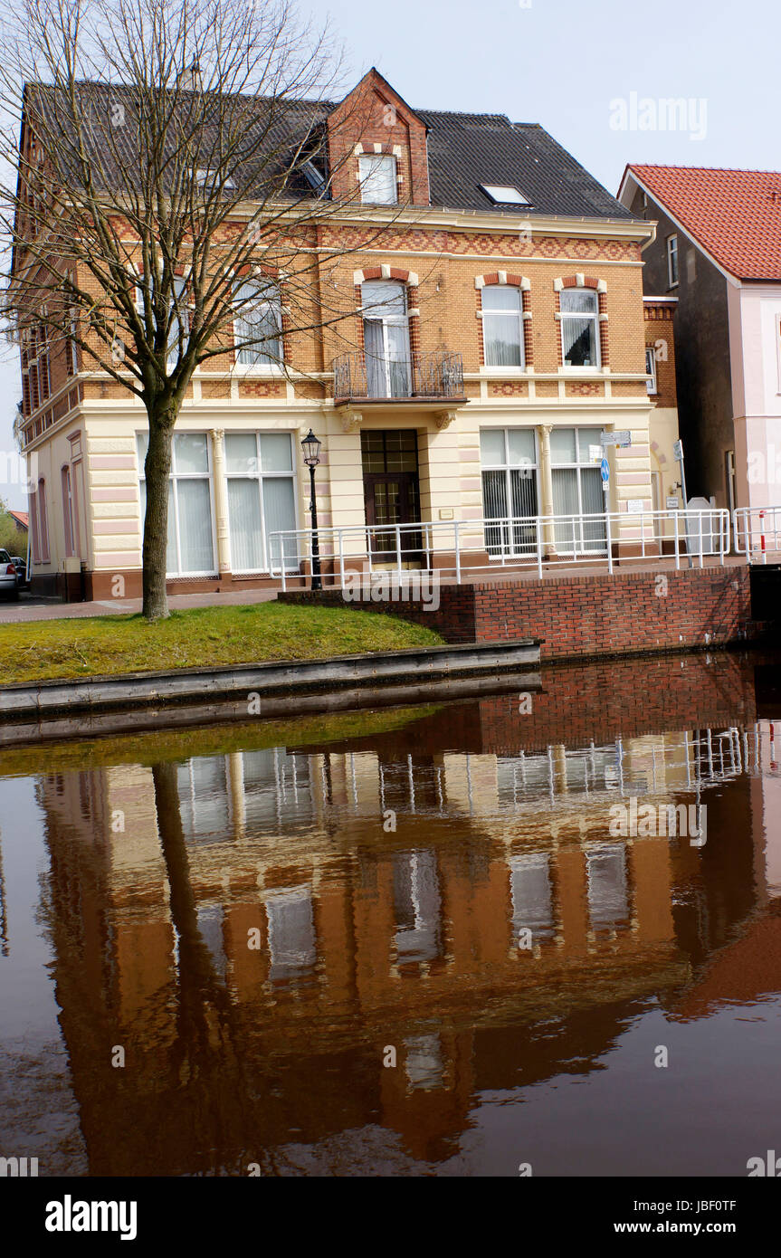 Wohnhäuser am Hauptkanal, Papenburg, Nidersachsen, Deutschland Banque D'Images