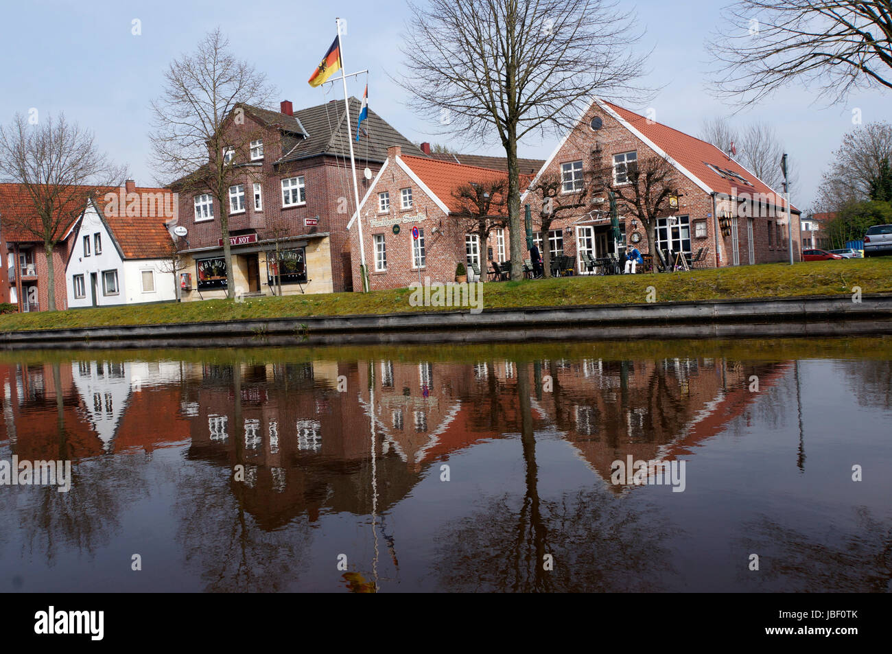 Wohnhäuser am Hauptkanal, Papenburg, Nidersachsen, Deutschland Banque D'Images