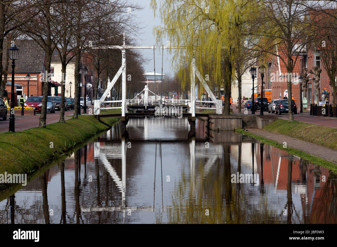 Wohnhäuser am Hauptkanal, Papenburg, Nidersachsen, Deutschland Banque D'Images