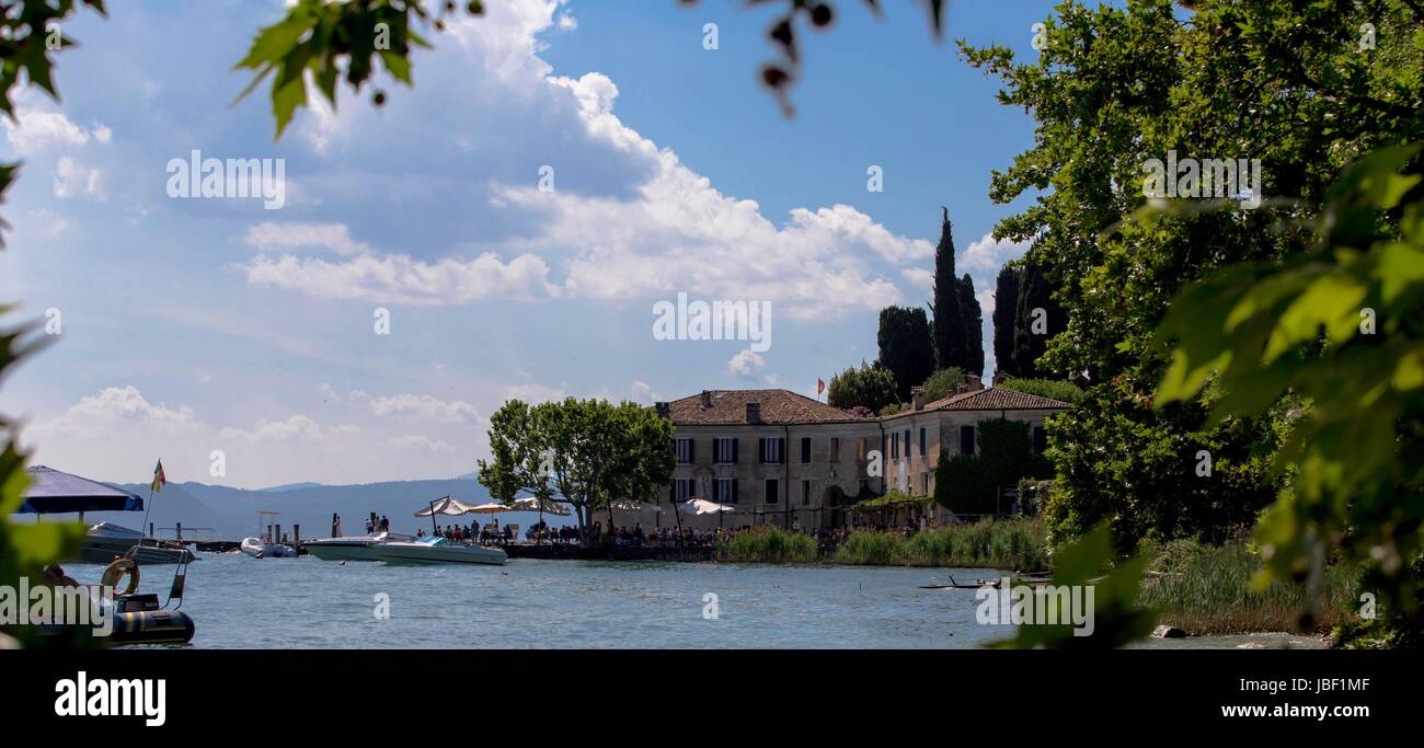 Punta San Vigilio à Lago di Garda à travers quelques arbres. Banque D'Images