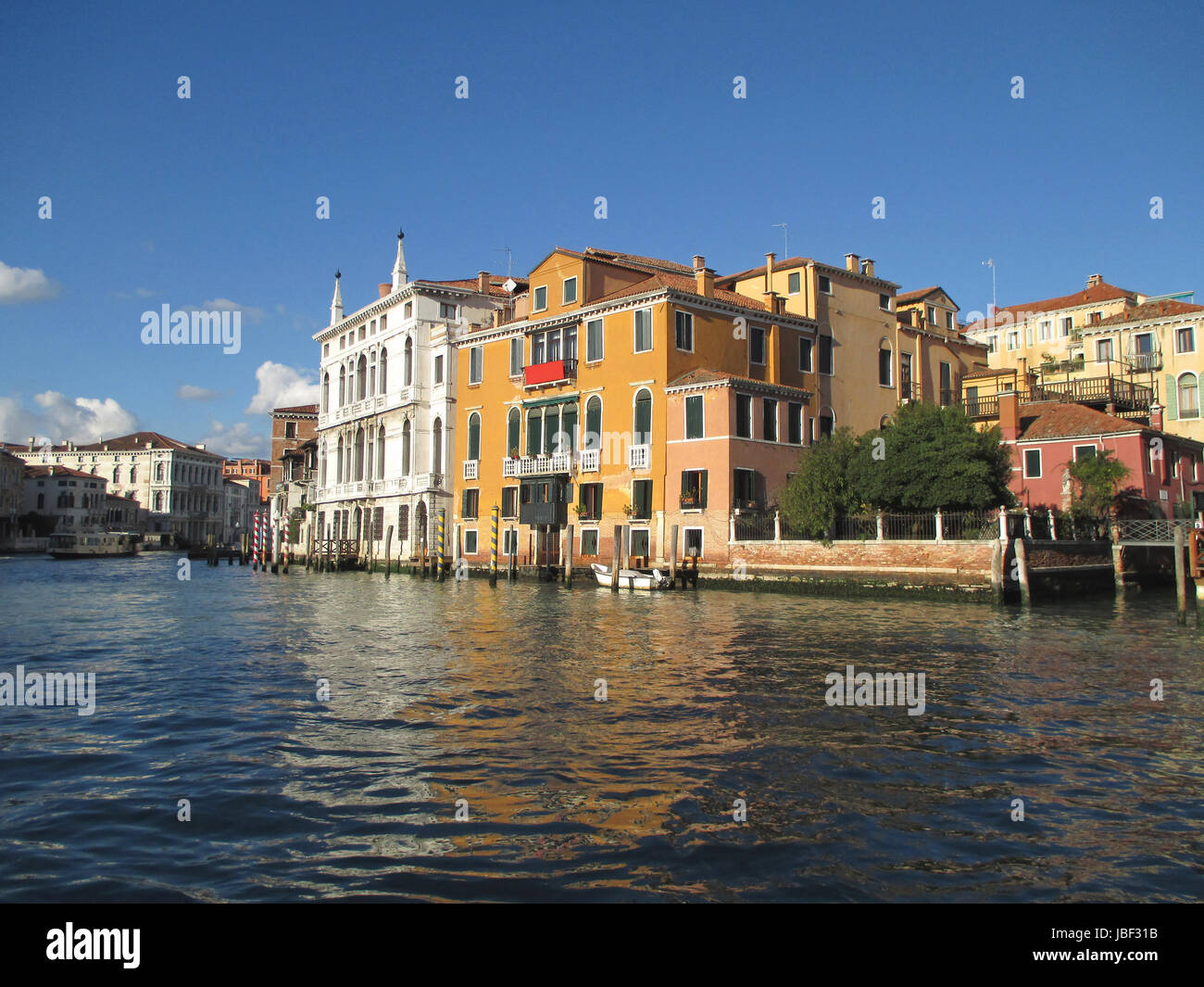 Croisière sur le Grand Canal de Venise le long de couleur vibrante bâtiments traditionnels, Italie Banque D'Images