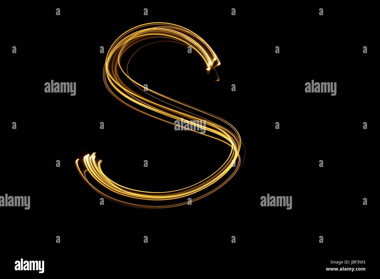 Lettre d'or, la lumière Peinture Photographie, série alphabet, sur un fond noir Banque D'Images