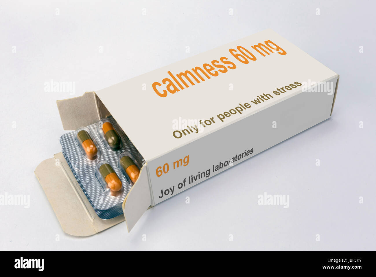 Paquet Open Medicine intitulée le calme ouvert à une extrémité pour afficher un blister de comprimés, isolated on white Banque D'Images