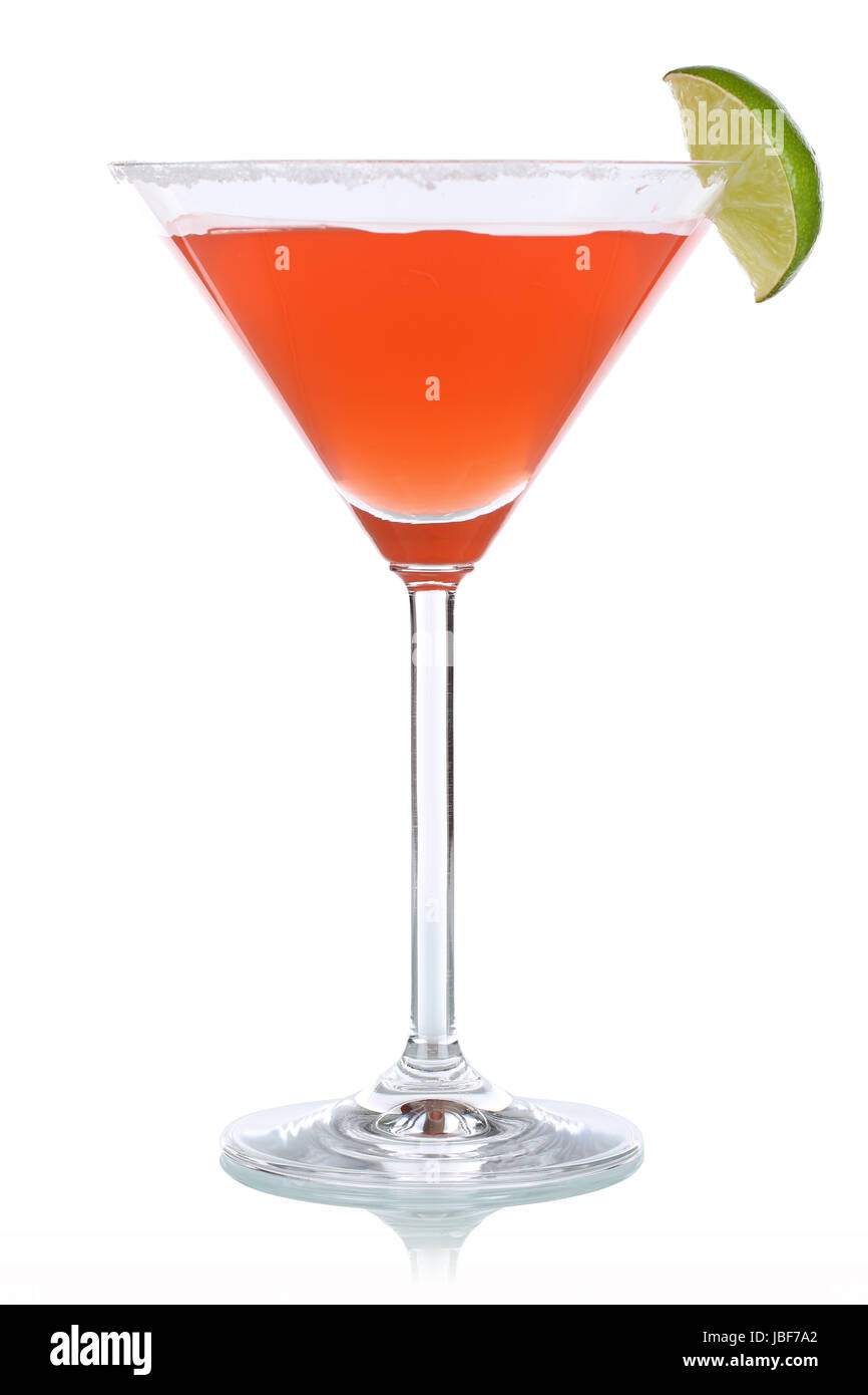 Ein roter Cocktail Martini im Glas, isoliert vor einem weissen Hintergrund Banque D'Images