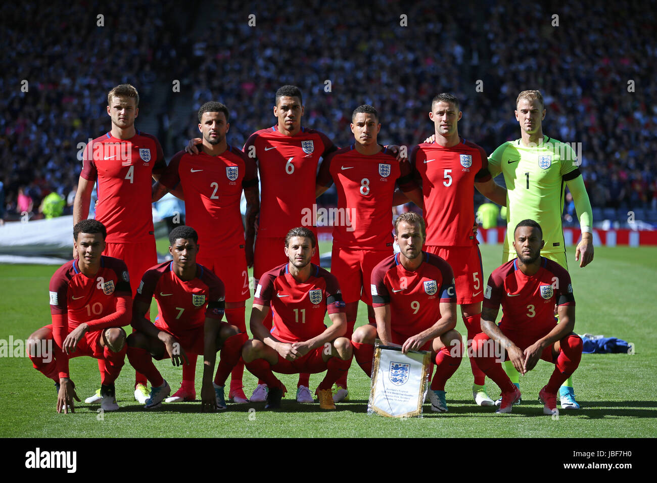 L'Angleterre (Groupe de l'équipe Haut de page L - R) England's Eric Dier, Kyle Walker, Chris Smalling, Jake Livermore, Gary Cahill et Joe Hart (en bas L'option -R de l'Angleterre), Alli Dele Marcus Rashford, Adam Lallana, Harry Kane et Ryan Bertrand pendant la Coupe du Monde FIFA 2018, de qualification du groupe F match à Hampden Park, Glasgow. Banque D'Images