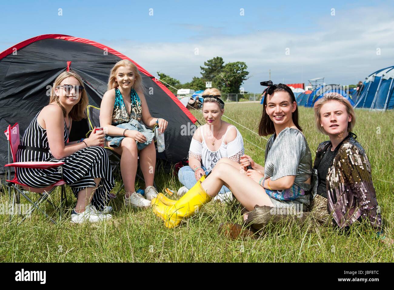 Les festivaliers à côté de leur tente dans le camping de charme du jour 3  de l'Isle of Wight Festival 2017, Seaclose Park, Île de Wight Photo Stock -  Alamy