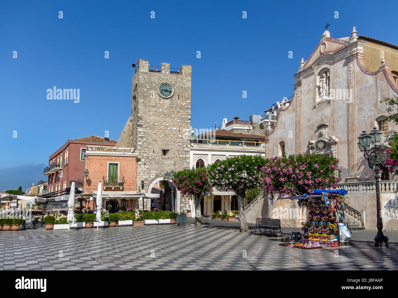 Taormina grand'place (Piazza IX Aprile) avec l'église de San Giuseppe et la Tour de l'horloge - Taormina, Sicile, Italie Banque D'Images