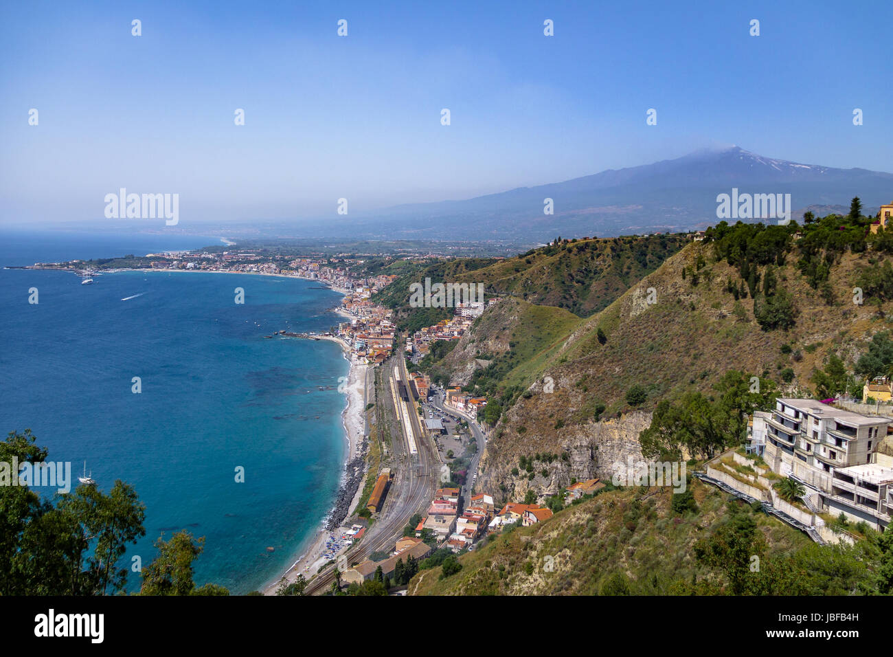 Vue aérienne de la ville de Taormine, mer Méditerranée et le Mont Etna, Taormina, Sicile, Italie Banque D'Images